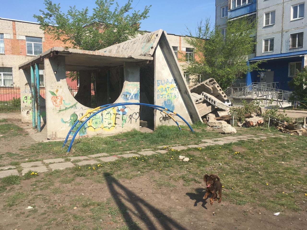 «Быдло, хватит бухать», — гласит надпись на площадке у дома по улице Авиагородок, 35 «Быдло, хватит бухать», — гласит надпись на площадке у дома по улице Авиагородок, 35