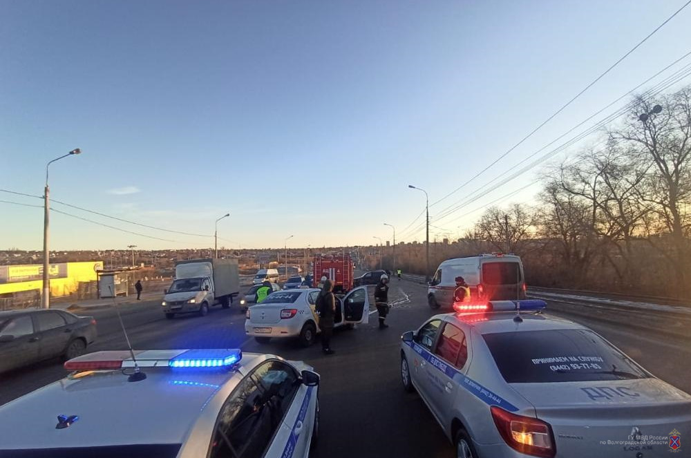 авария волгоград красноармейский район. авария химгородок волгоград 18. дтп волгоград советский район. авария в иловлинском районе. коммунальная авария в волгограде.