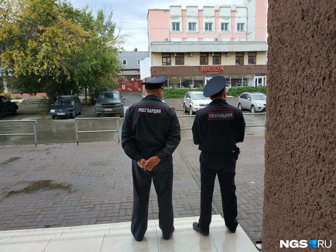 На крыльце УИК-2002. Как передает наш журналист, пришедшие избиратели сетуют, что на участке нет буфета На крыльце УИК-2002. Как передает наш журналист, пришедшие избиратели сетуют, что на участке нет буфета