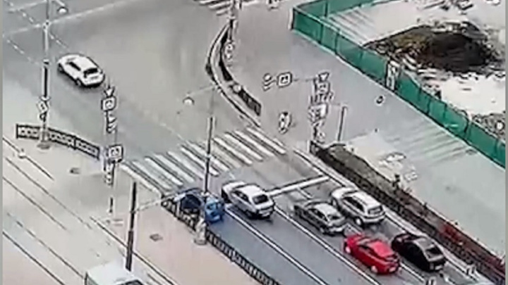 На ВИЗе камера видеонаблюдения сняла, как девушка пыталась перебежать дорогу на красный свет, но не успела