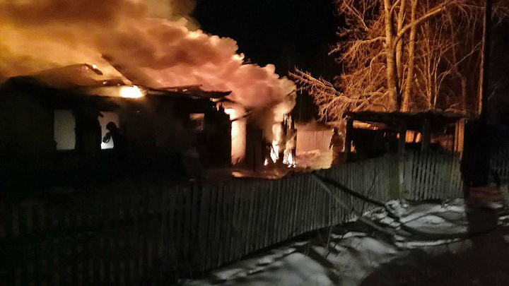 В Челябинской области многодетная семья осталась без жилья и одежды после пожара в доме