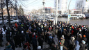 В Челябинске силовики перекрыли дорогу участникам несанкционированного шествия, дошло до столкновений