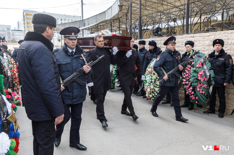 На похоронах Владимира Тафинцева слезы не сдерживали даже мужчины