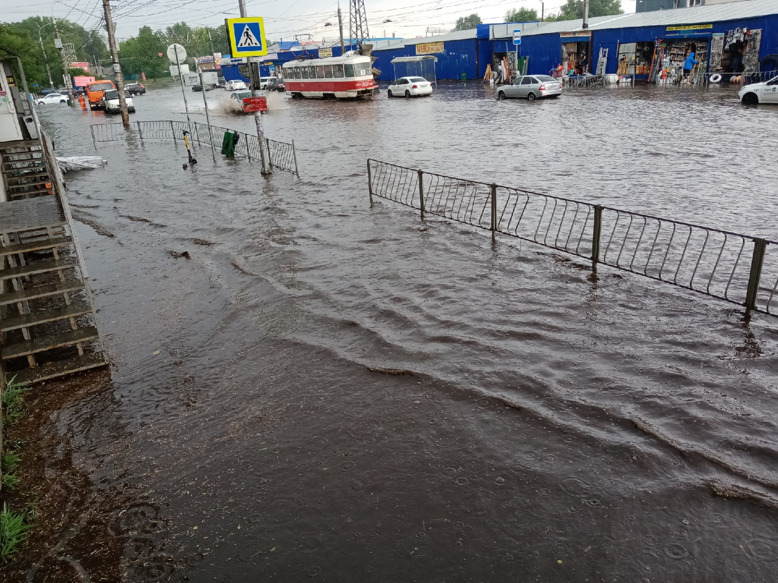 Затапливает города фото. Монолит Самара потоп. Потоп на Электрозаводской. Анталью затопило. Самара после дождя.