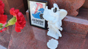 В Ярославле вандалы разбили скульптуру у мемориала погибшим игрокам «Локомотива». Фото