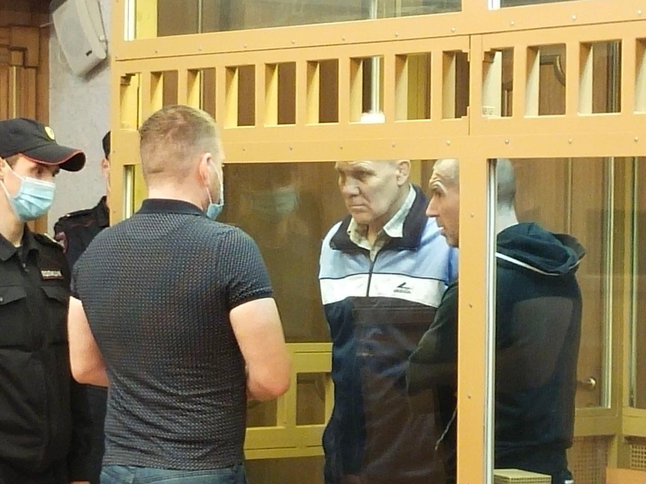 Подсудимые Сергей Хомич и Игорь Кузьмин слушают приговор