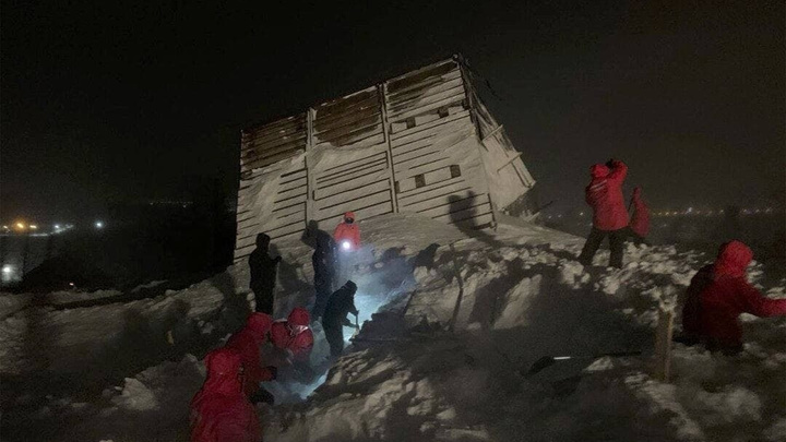 В Норильске снежной лавиной накрыло и сильно разрушило несколько домиков в горнолыжном комплексе