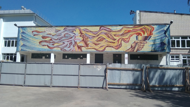 Мозаику с Прометеем сохранят на фасаде православной гимназии в Дзержинске