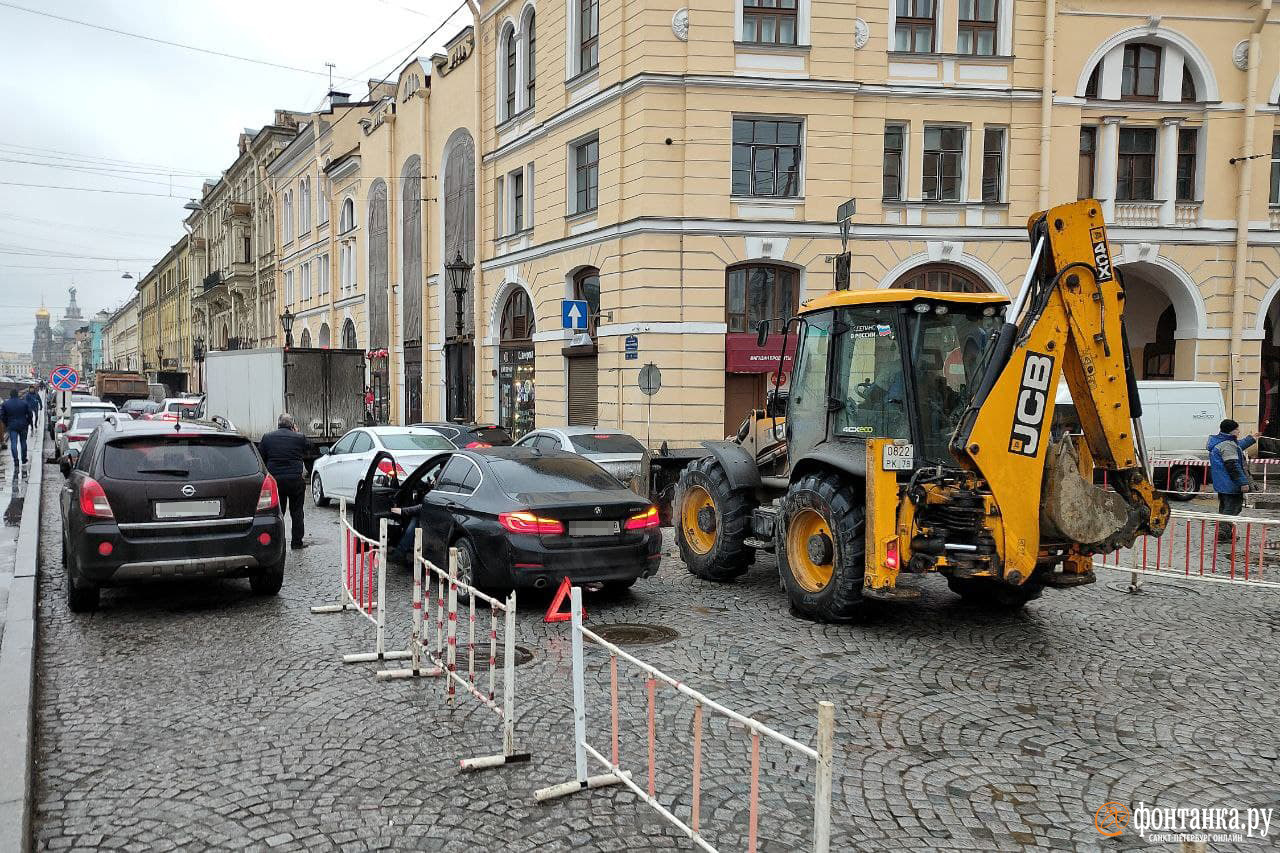 Пробка из-за ремонта и аварии на набережной канала Грибоедова в Петербурге  26 января 2021 г. - 26 января 2021 - ФОНТАНКА.ру