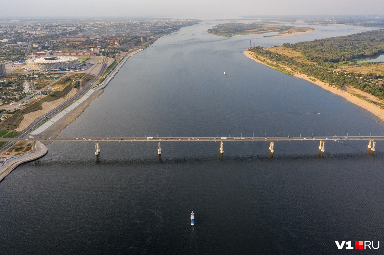 Мост через Волгу в Волгограде. Дно Волги в Волгограде. Волга в августе в Волгограде цветет. Волга и Ока встречаются на стрелке. Вода в волге волгоград сегодня