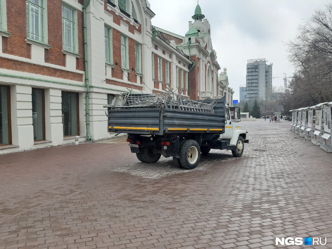 В Первомайском сквере заметили грузовик с ограждениями В Первомайском сквере заметили грузовик с ограждениями