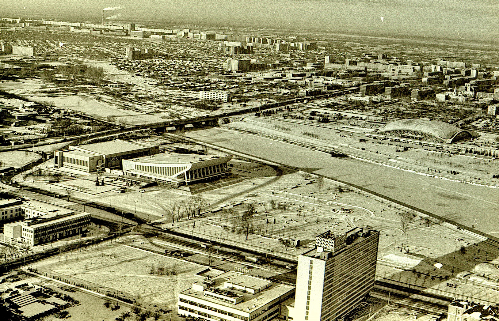 Вид на город сверху из тех же 1980-х годов. Гостиница «Малахит» и Дворец спорта «Юность» узнаваемы, а вот центр и Северо-Запад с тех пор сильно изменились