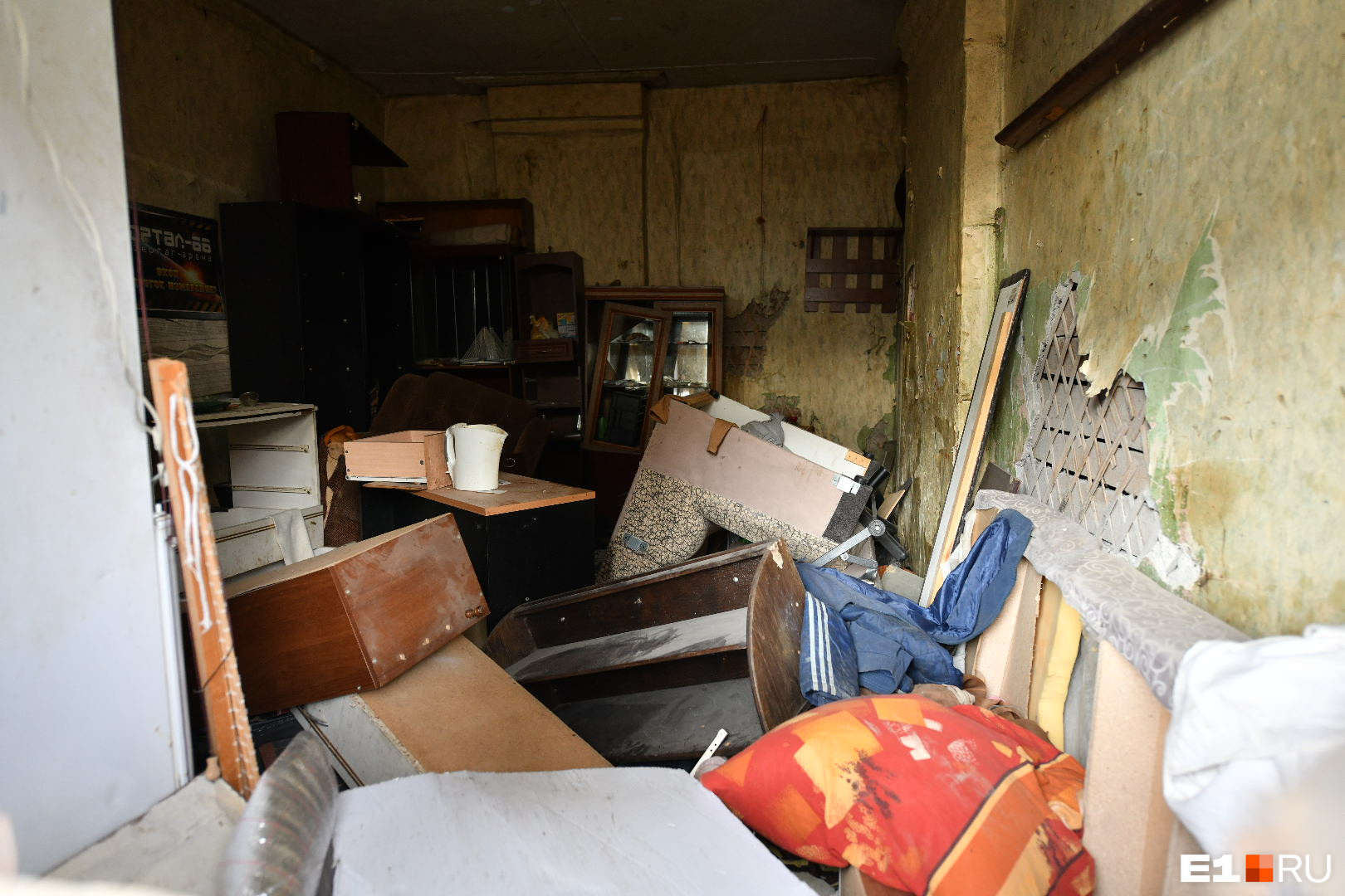 Через вынесенные окна нежилой квартиры видно старую мебель
