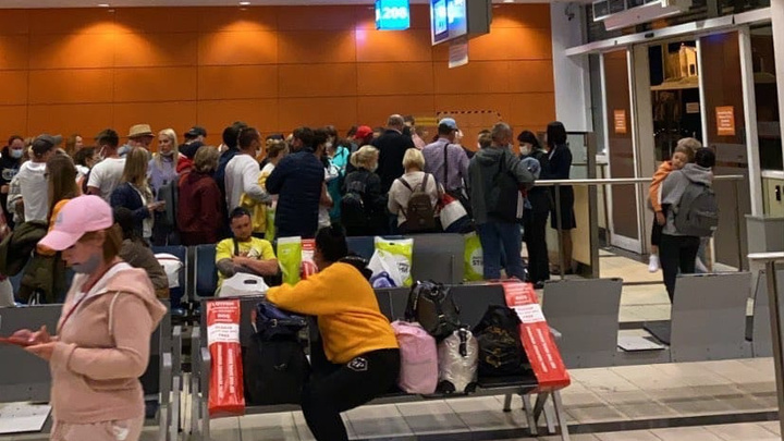 Пассажиры чартерного рейса в Турцию застряли в тюменском аэропорту — они ждут вылета уже 9 часов