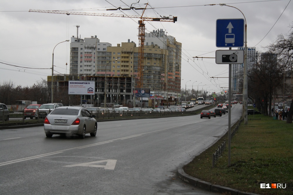Осенью 2019 года на улице Щербакова обустроили выделенки для общественного транспорта. Но радикально картину это не улучшило