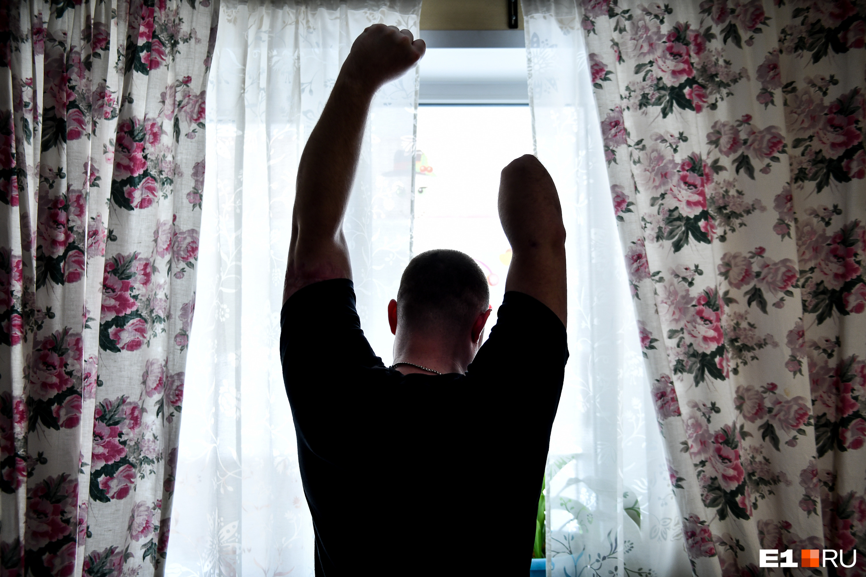 Просто чудо, что ток, проходя по телу, не задел никакие внутренние органы