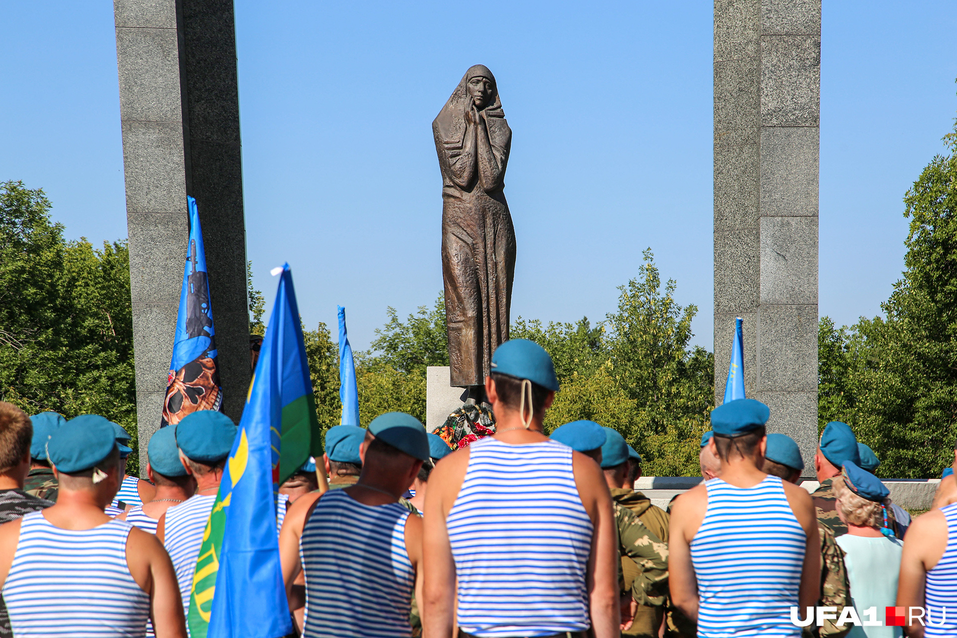 Памятник символизирует скорбь матери, пережившей утрату Памятник символизирует скорбь матери, пережившей утрату