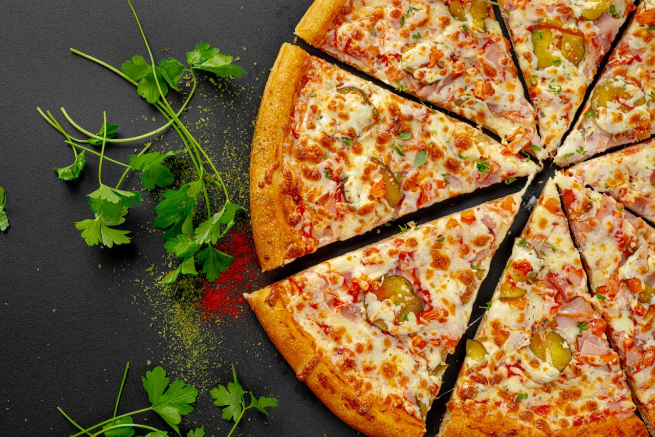 В меню Pizza Mia не только несколько видов вкуснейшей пиццы, но и любимые закуски: картошка фри, печеная, наггетсы, курица, роллы в лепешке и десерты