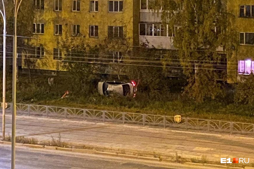 Автомобиль остановился в паре метров от дома Автомобиль остановился в паре метров от дома