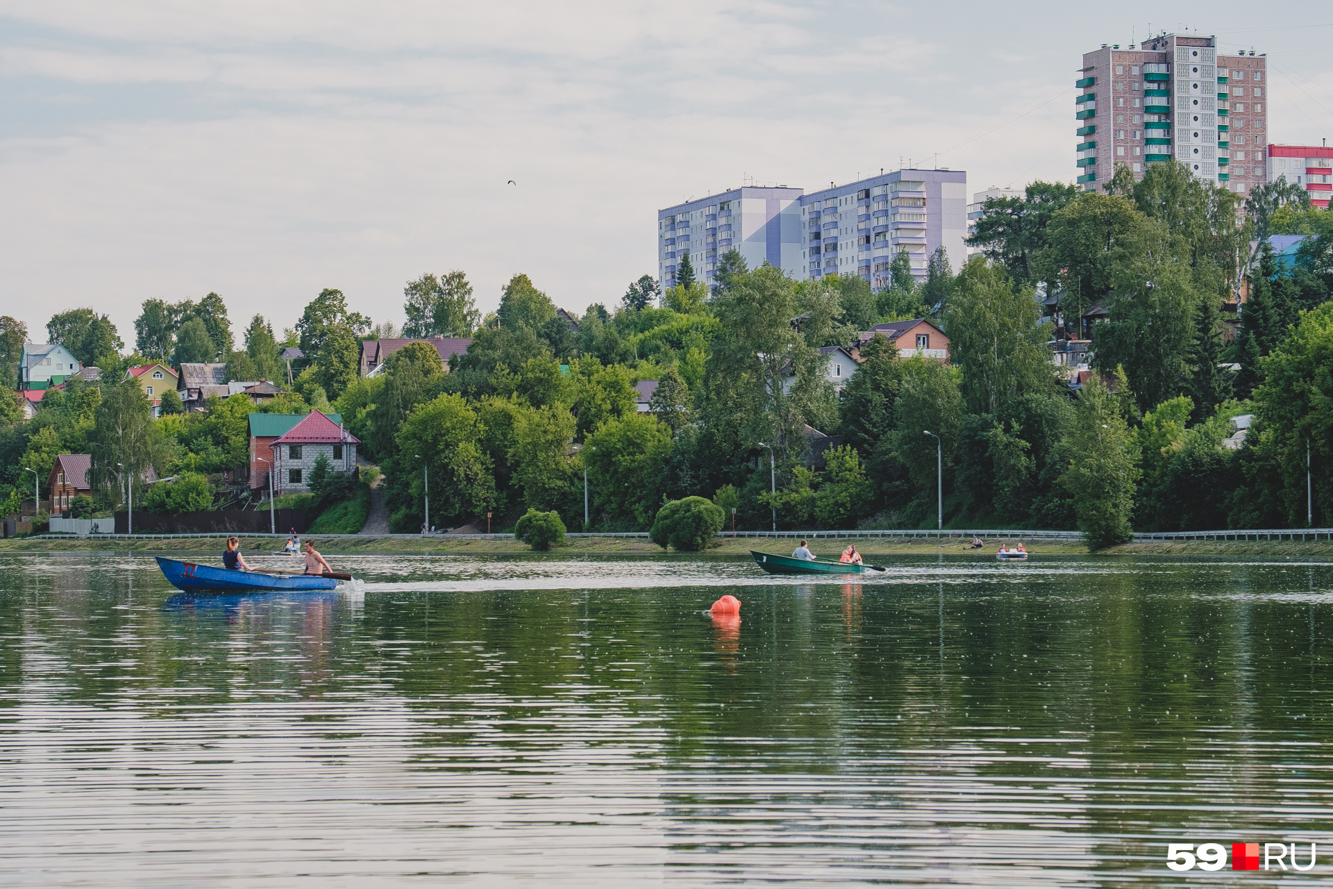 Люди здесь катаются на лодках