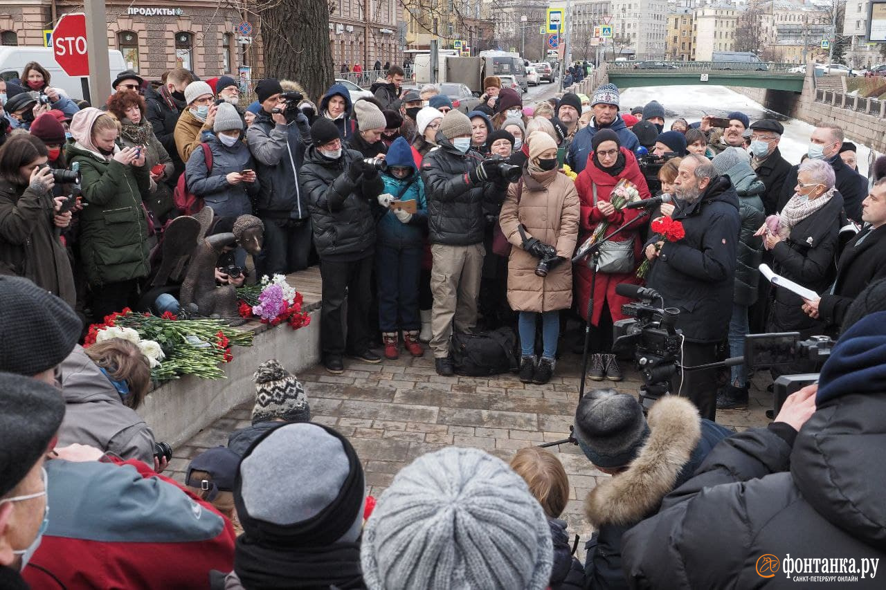 Сколько погибло в питере. Памятник врачам на Карповке. Памятник погибшим врачам Шустров. Ангел Шустрова на Карповке. Ангел на Карповке врачи.