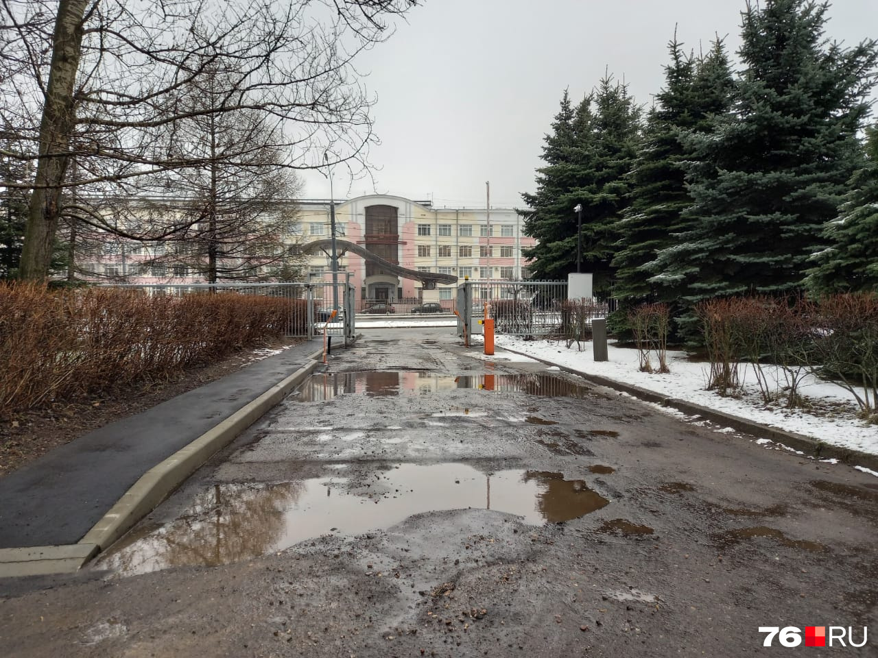 В вузе уточняют, что это не только забор, а целый комплекс камер слежения и систем пропуска В вузе уточняют, что это не только забор, а целый комплекс камер слежения и систем пропуска