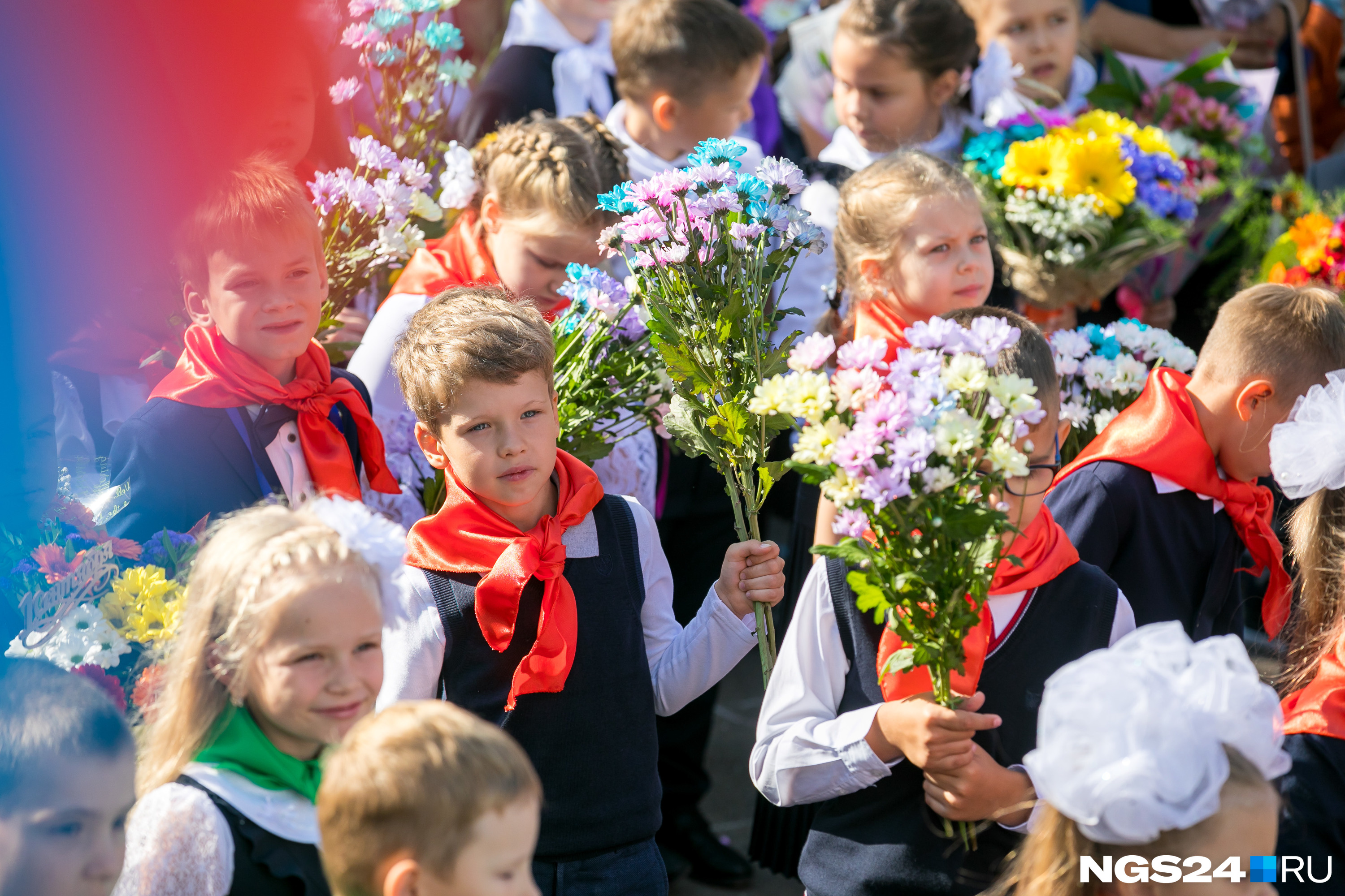 Ходить ли в школу. Первоклассники Красноярск 2022 год. 139 Школа Красноярск первоклассников фото. 1 Мальчик и 2 девочки первоклассники. Школа 2101 фото первоклассников.