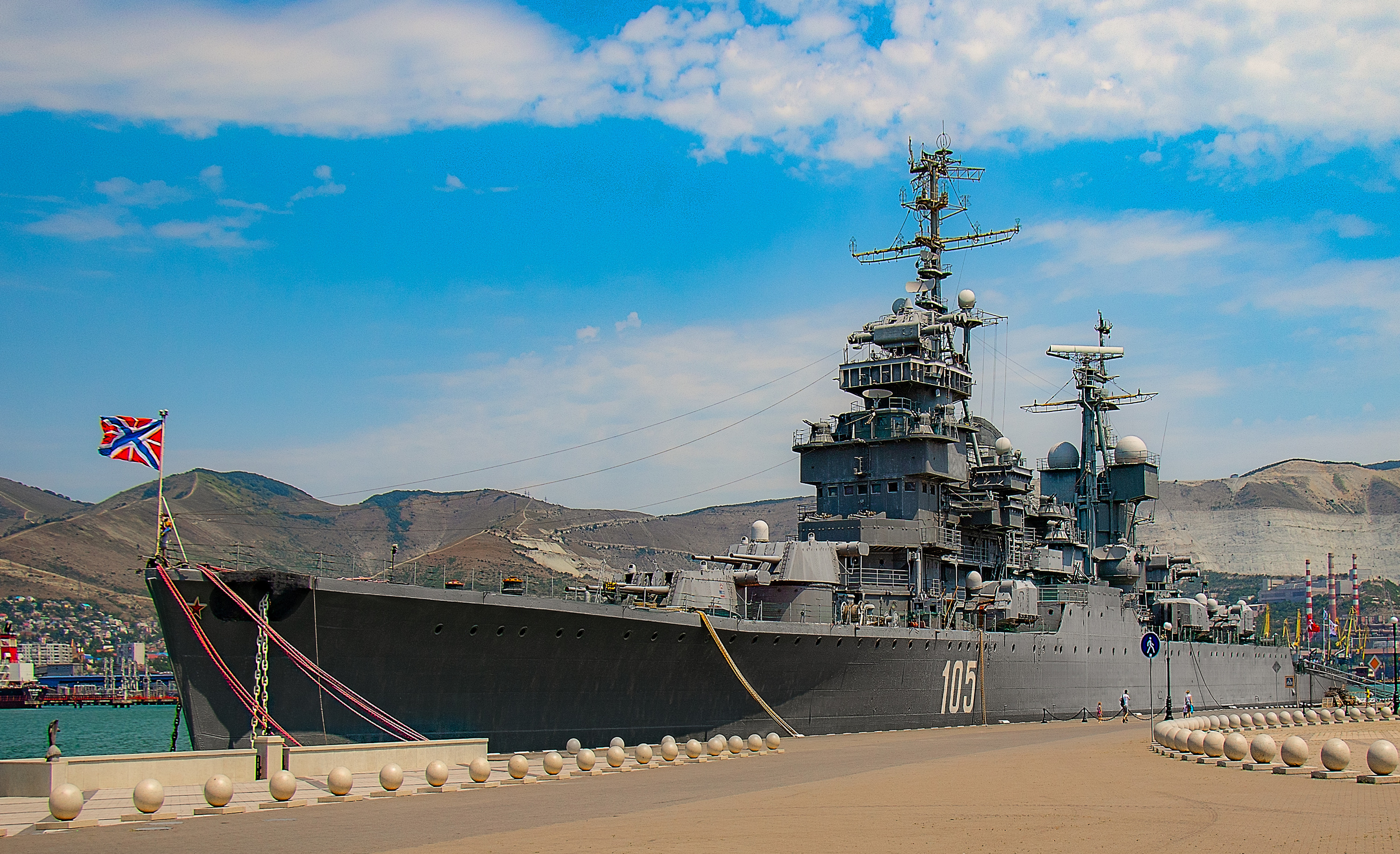 Крейсер уже более 20 лет стоит в порту Новороссийска около центрального морского вокзала