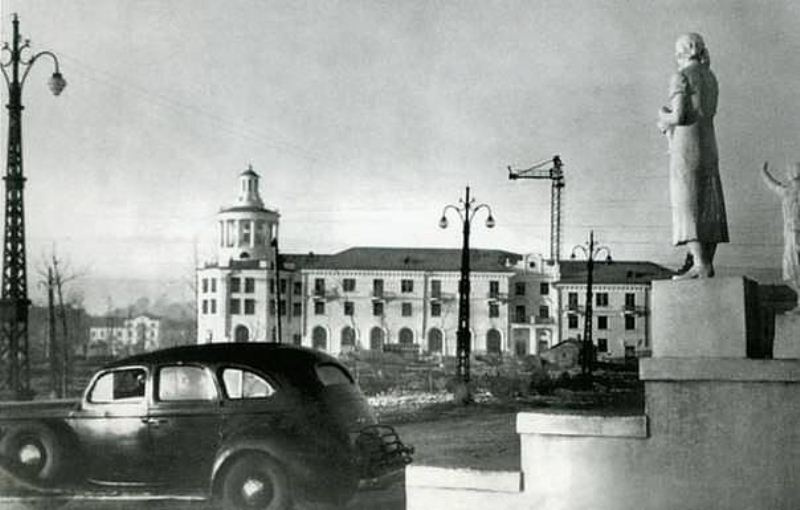В 1955 году на ступенях районной поликлиники стояли статуи В 1955 году на ступенях районной поликлиники стояли статуи