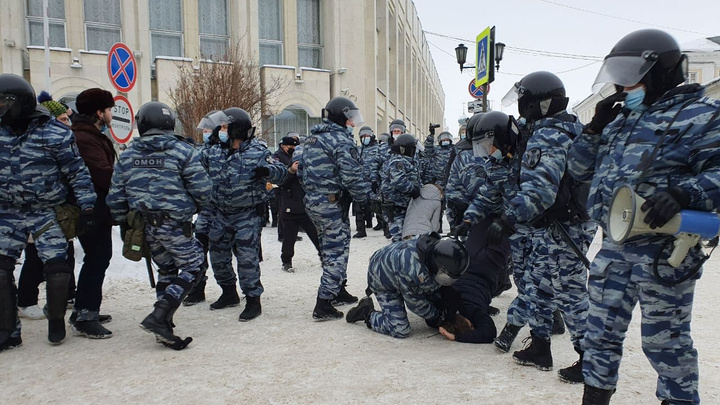«Ездим из одного отделения в другое»: адвокат рассказал, как ищут задержанных на шествии в Ярославле