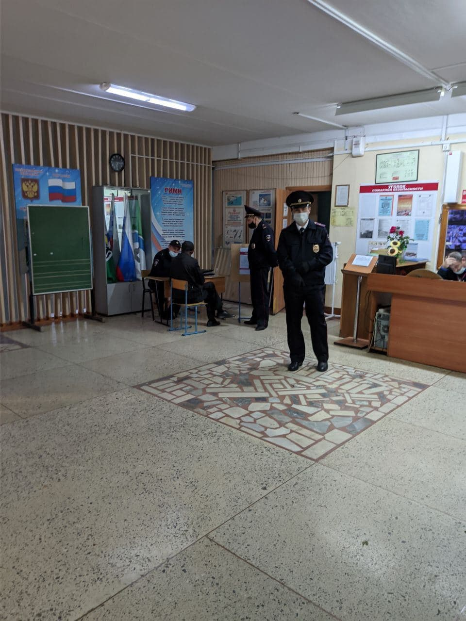 Сообщают, что в УИК № 1350 в Бердске вызвали полицию Сообщают, что в УИК № 1350 в Бердске вызвали полицию