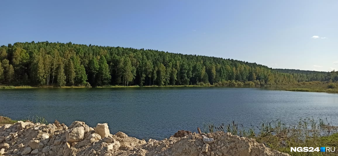 Озеро рядом с селом. Лес вокруг него тоже вырубят, не тронув только 50-метровую водоохранную зону