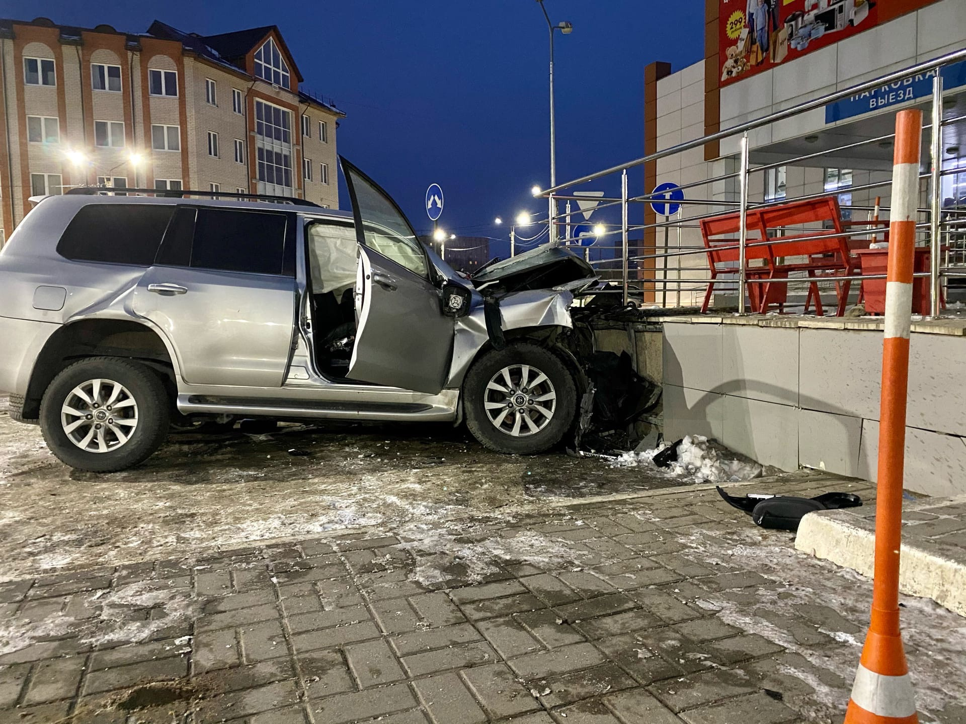 Land Cruiser влетел в крыльцо торгового центра, уходя от полиции в Новгороде. Из четверых в машине погибли трое