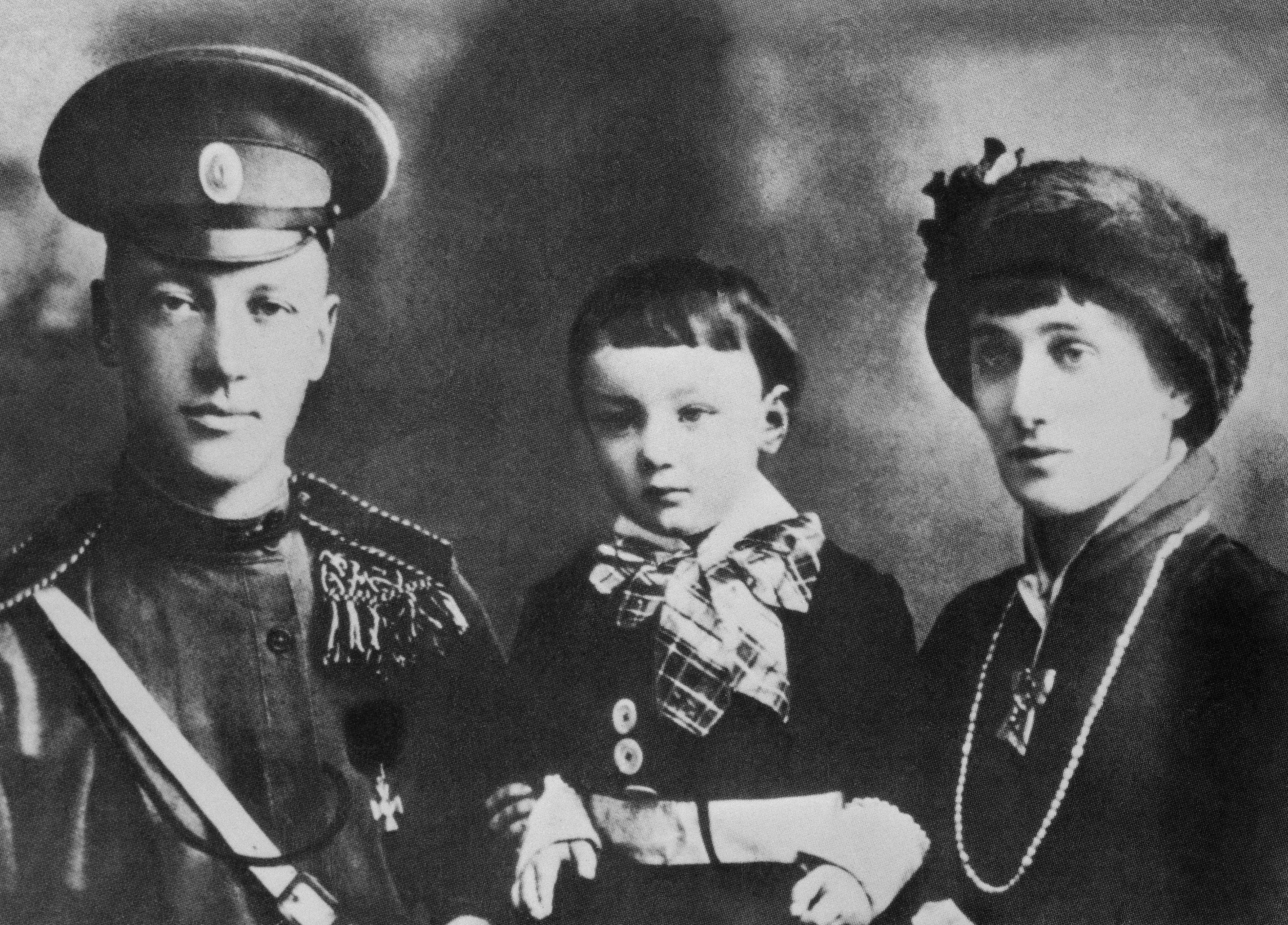 Николай Гумилёв и Анна Ахматова с сыном Левой