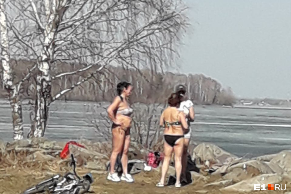 На соседнем пляже еще больше загорающих На соседнем пляже еще больше загорающих