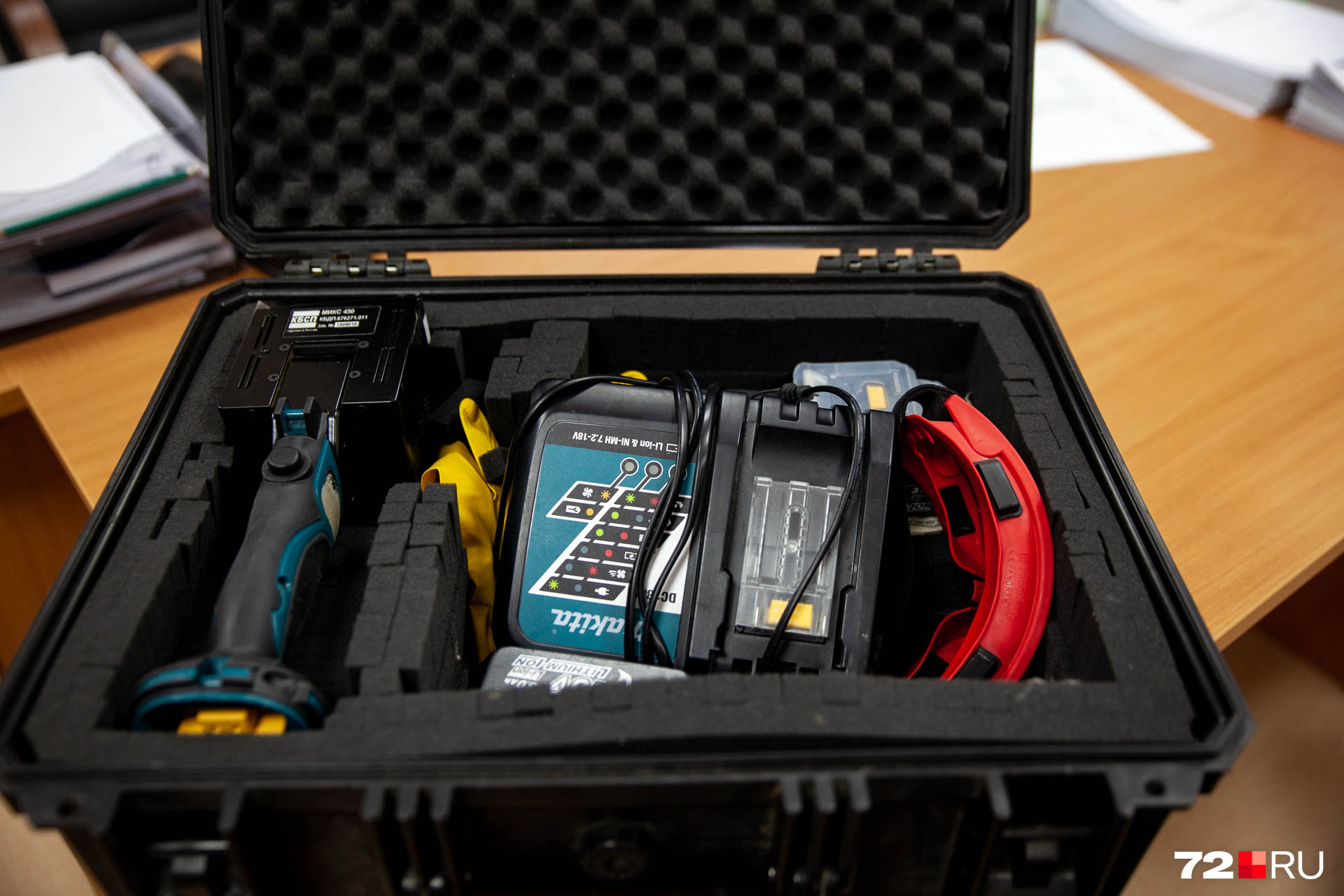 В комплекте криминалистического «чемоданчика» есть источник криминалистического света, специальные очки для его использования, зарядки, а также перчатки