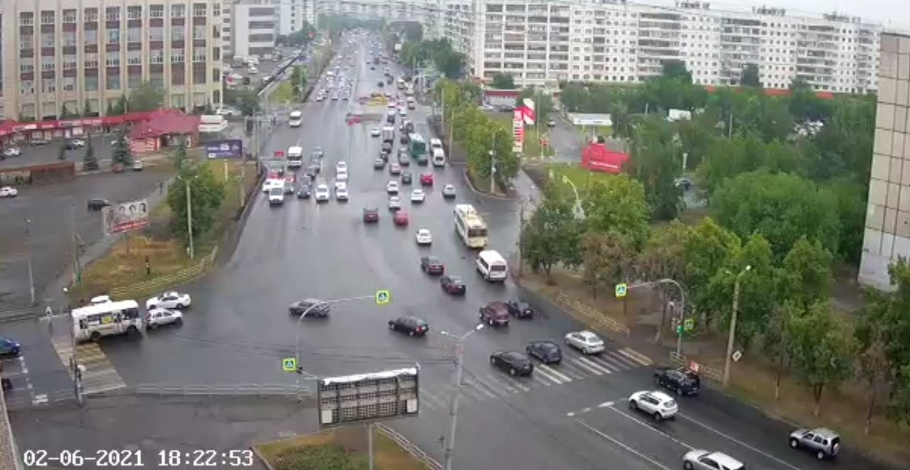 С камер видеонаблюдения заметно, как поток упирается в преграду в районе пересечения с Чайковского С камер видеонаблюдения заметно, как поток упирается в преграду в районе пересечения с Чайковского