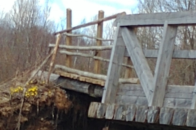 Жители сами сделали мостки, соединяющие мост с берегом. До этого там была пропасть