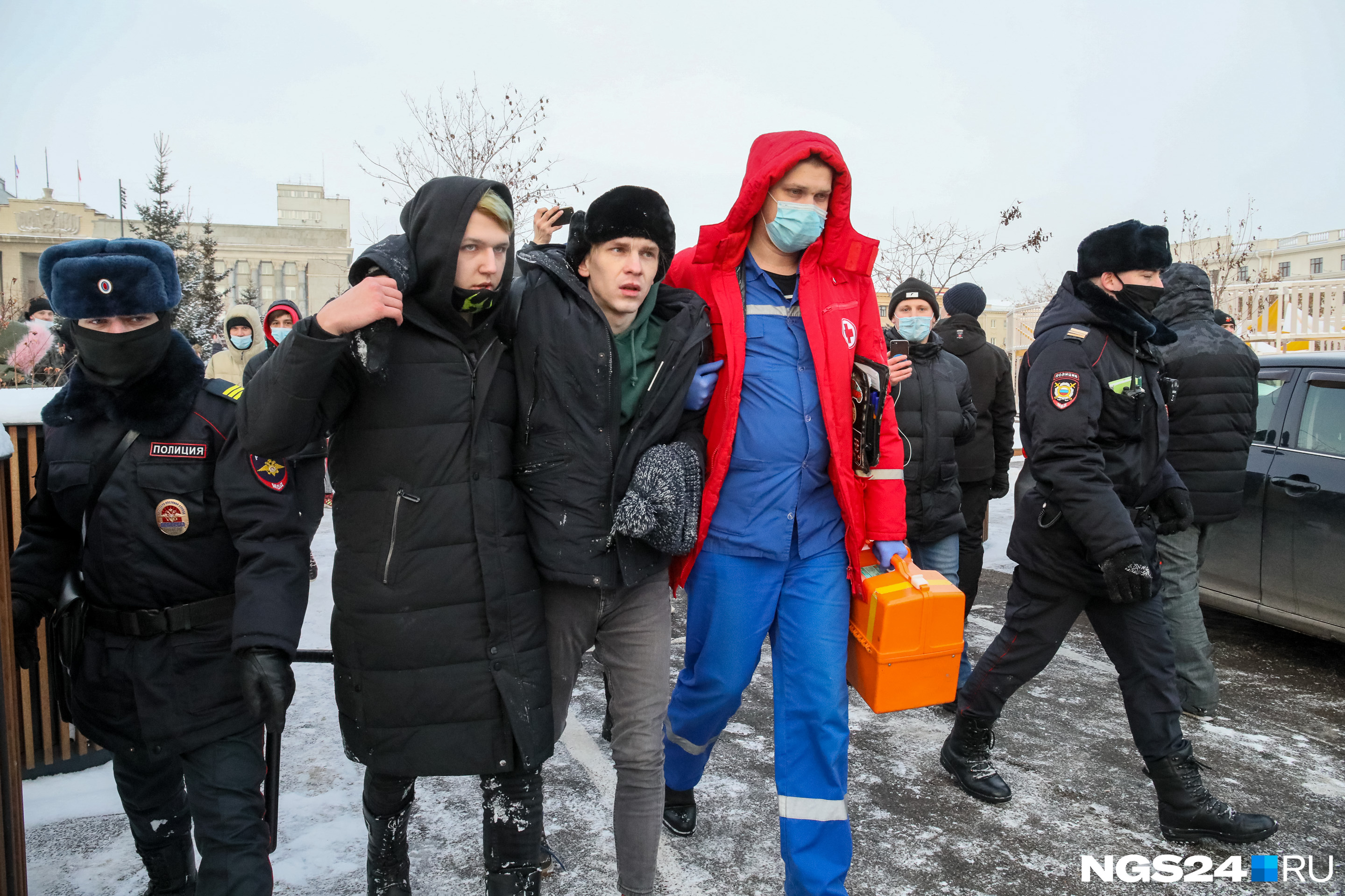 Одному из протестующих стало плохо — его госпитализировали Одному из протестующих стало плохо — его госпитализировали