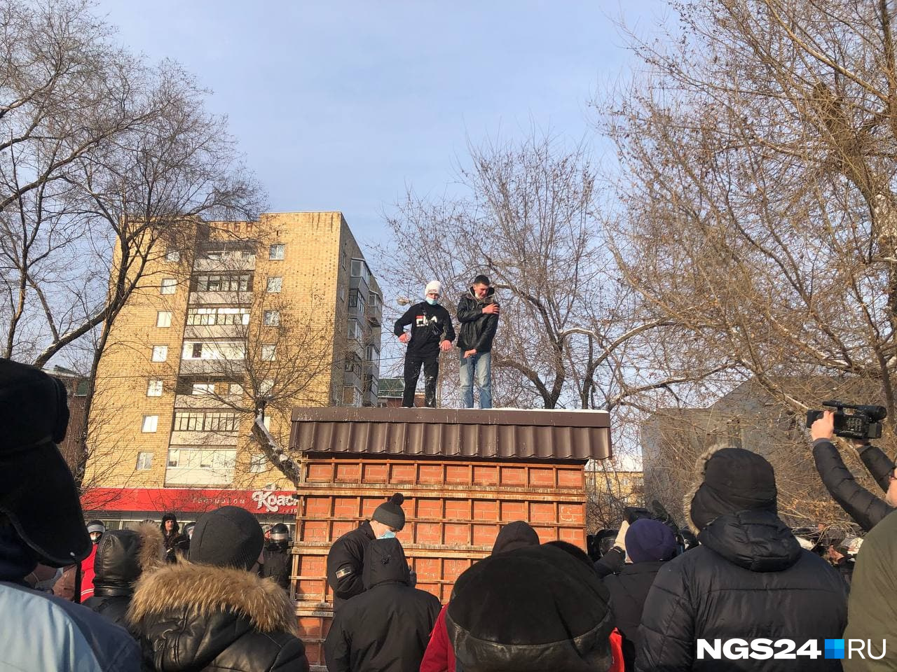 Некоторым протестующим показалось, что с будки происходящее виднее Некоторым протестующим показалось, что с будки происходящее виднее