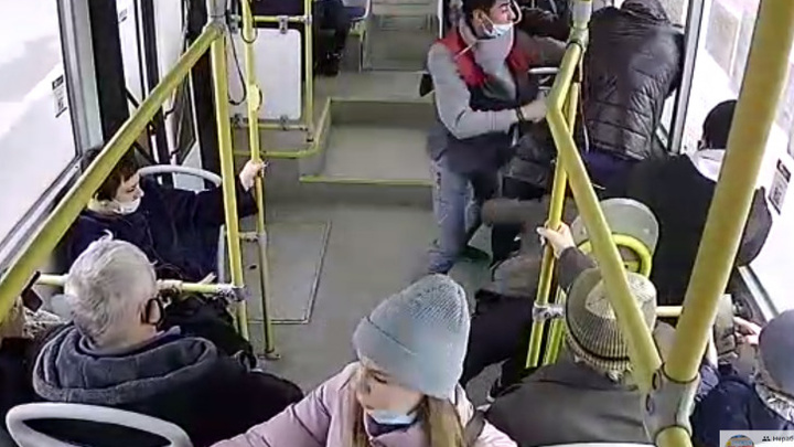 Масочный беспредел: вспоминаем самые жесткие конфликты в автобусах Красноярска за пандемию
