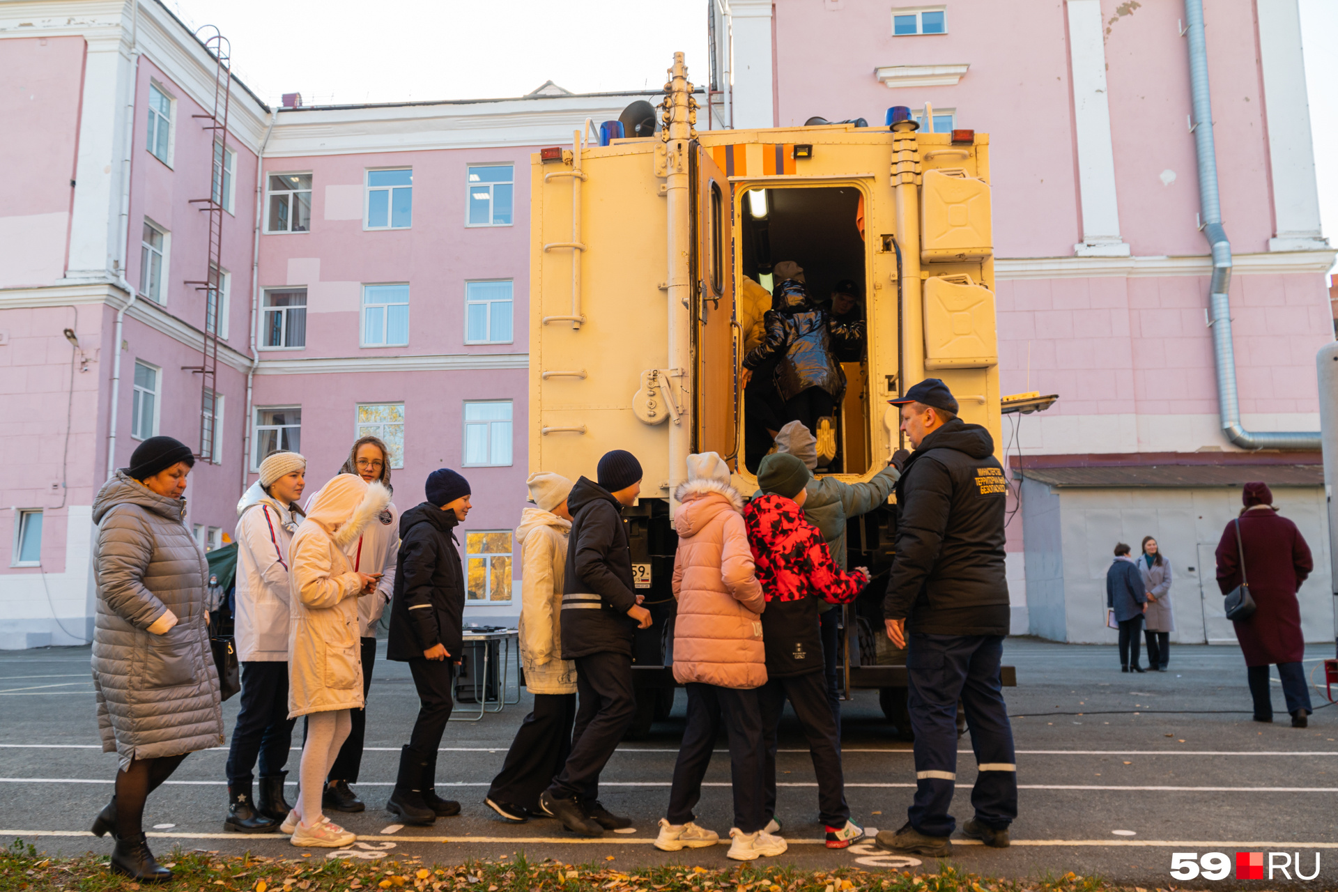 Ребятам разрешили побывать внутри нее Ребятам разрешили побывать внутри нее
