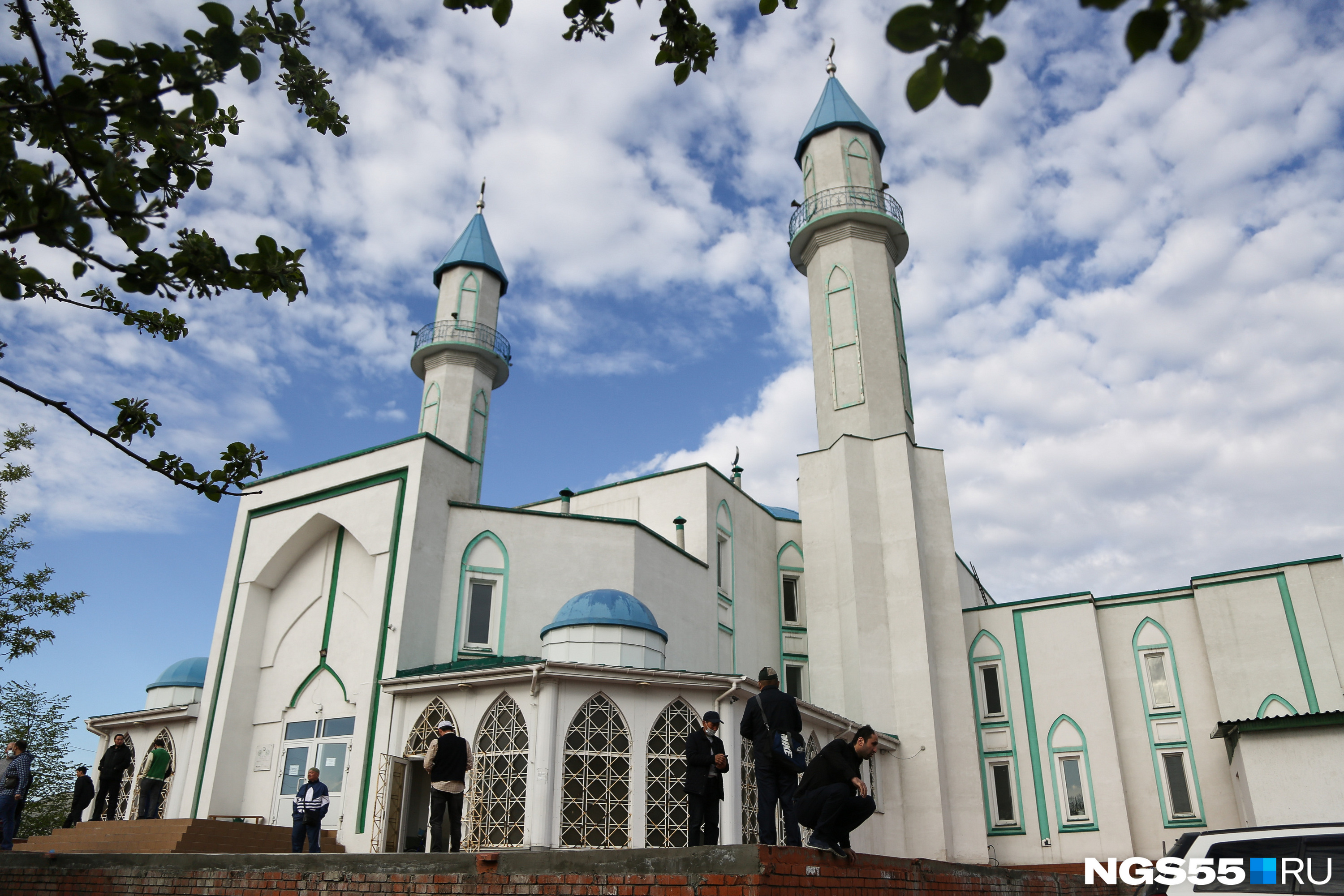 В Сибирской соборной мечети традиционно проводится богослужение на праздник Ураза-байрам. В этот день рядом с мечетью всегда перекрывают две улицы и запрещают парковаться