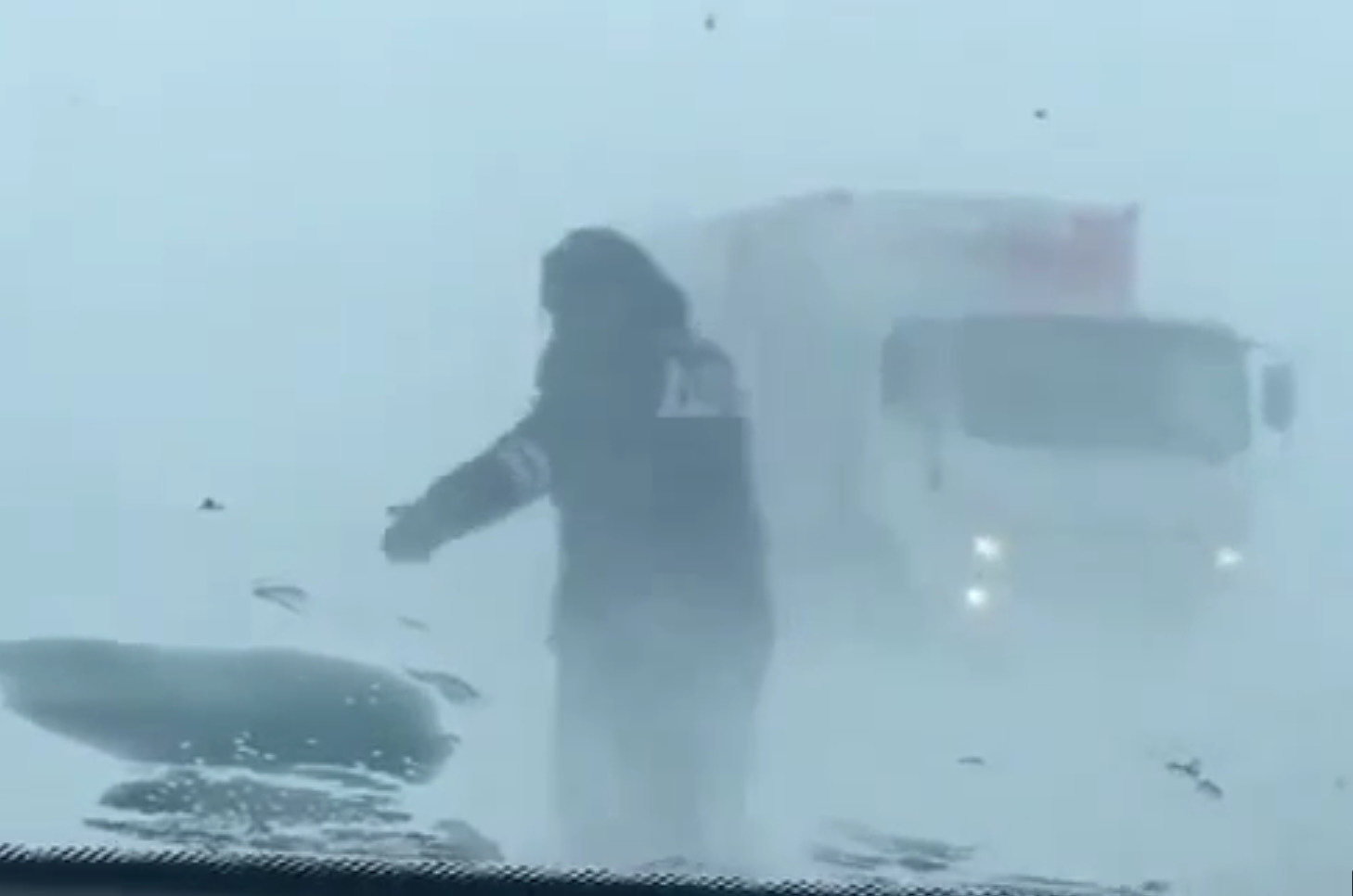 Инспекторы ГИБДД ценой обморожения помогли 30 машинам разъехаться в снежной буре в Оренбургской области