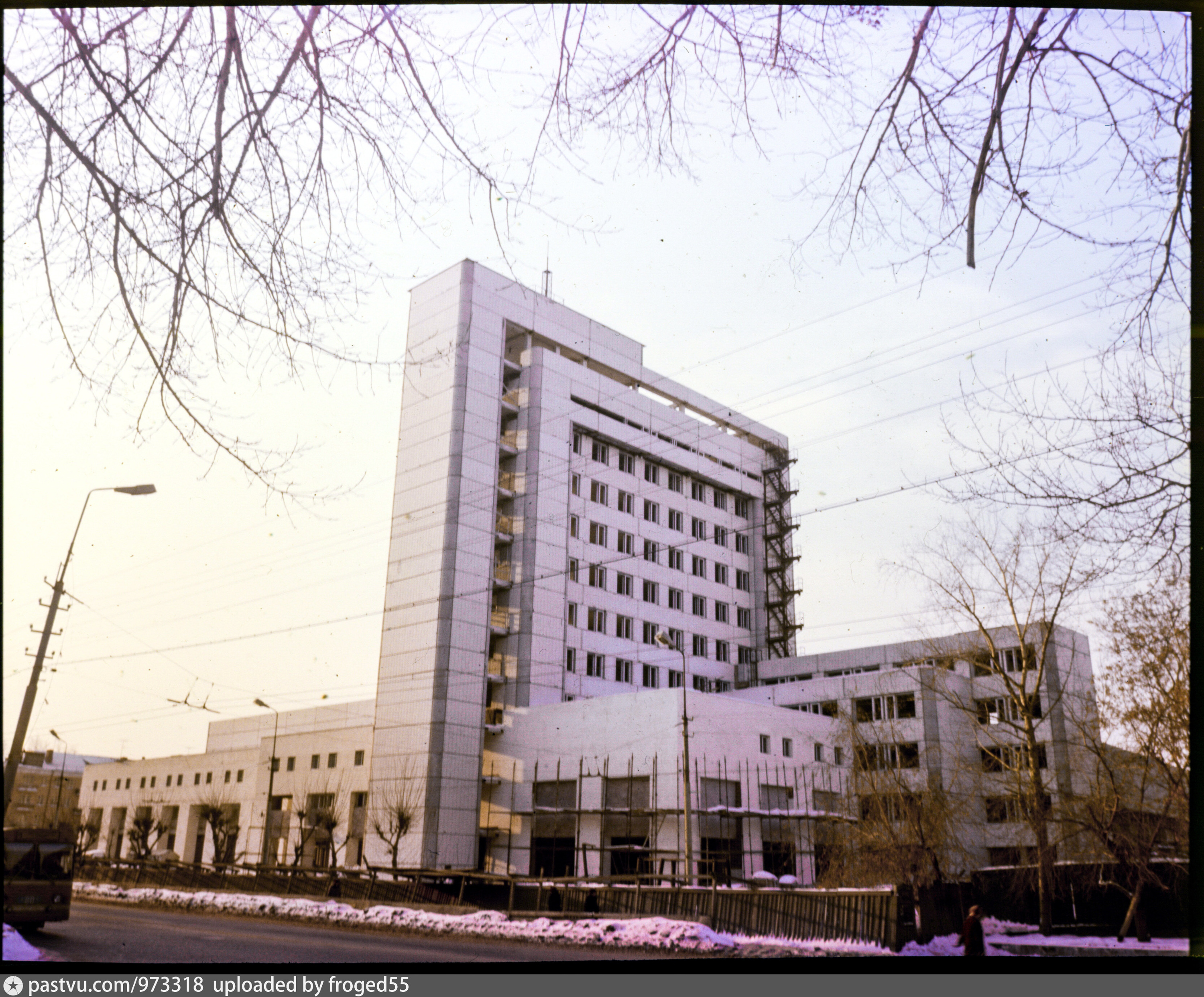 Так здание выглядело в том самом 1992 году. Вдоль фасада еще стоят строительные леса. Нет и башни над центральным входом Так здание выглядело в том самом 1992 году. Вдоль фасада еще стоят строительные леса. Нет и башни над центральным входом