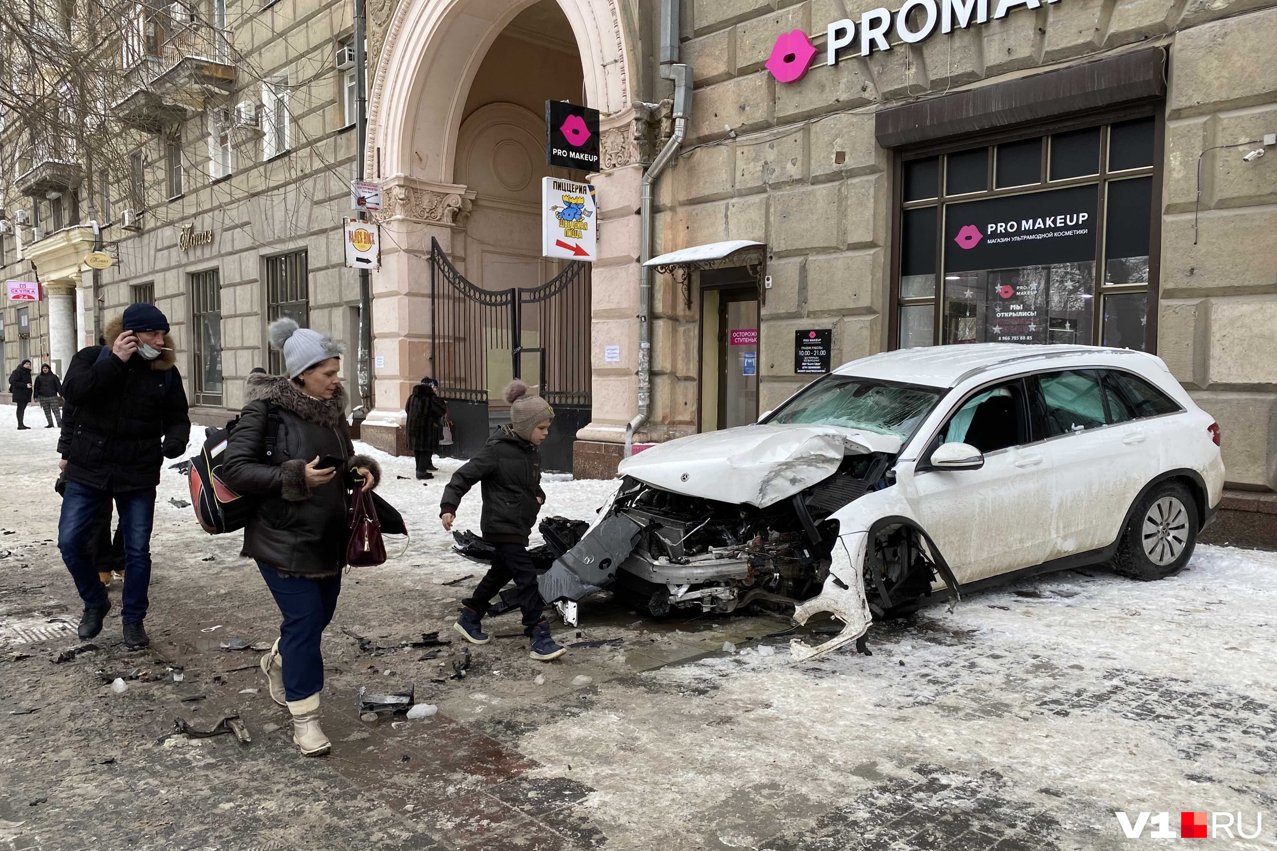 Сегодня, 22 января, кроссовер Mercedes вылетел на тротуар в центре  Волгограда после ДТП на пересечении проспекта Ленина и Комсомольской - 22  января 2021 - V1.ру