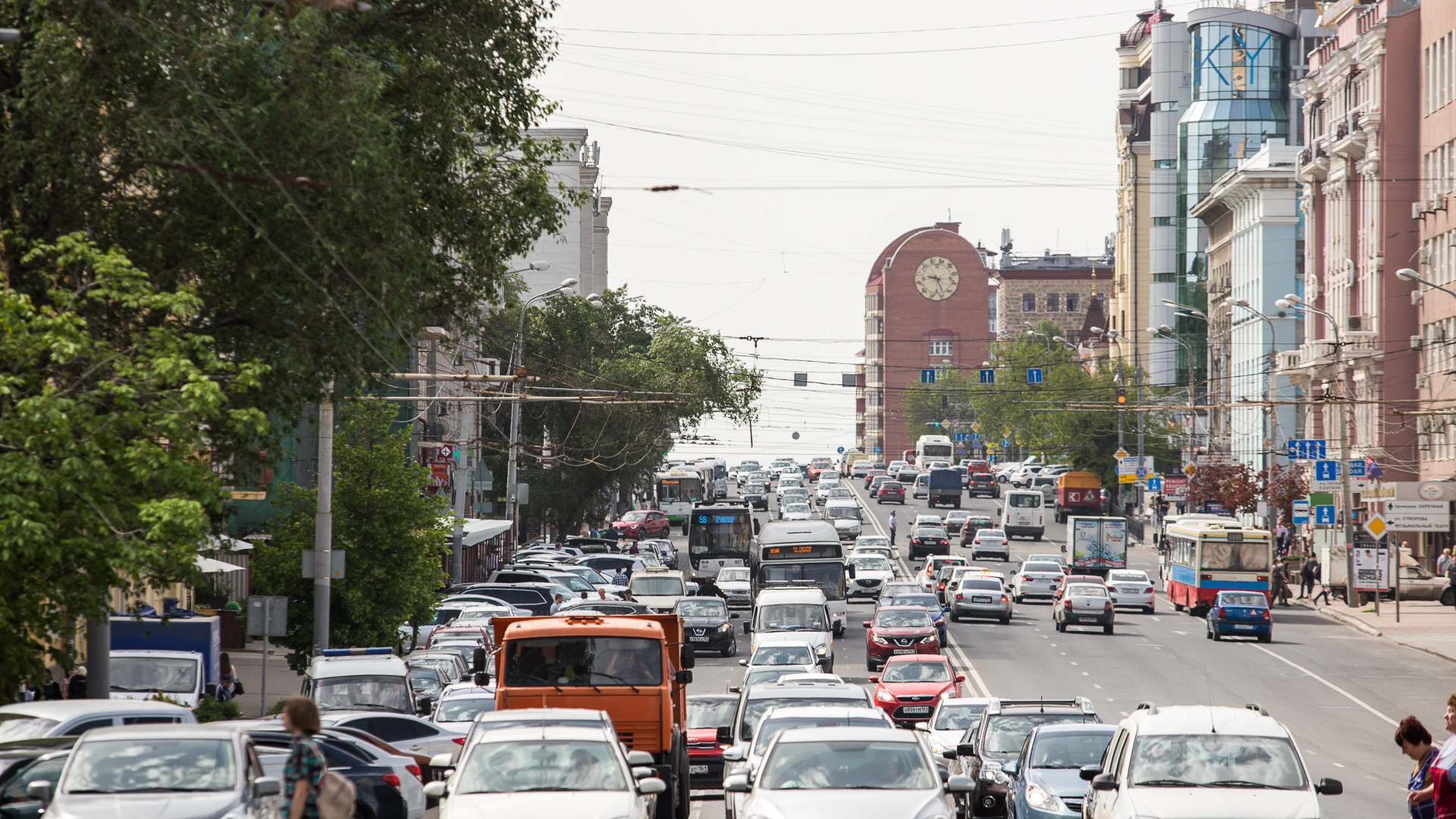 Сотни ростовчан ежедневно перебегают Ворошиловский проспект, там нужны «зебры» — «Горпроекты»