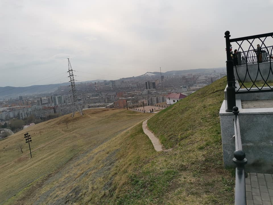 Со склона кубарем покатилась девочка Со склона кубарем покатилась девочка