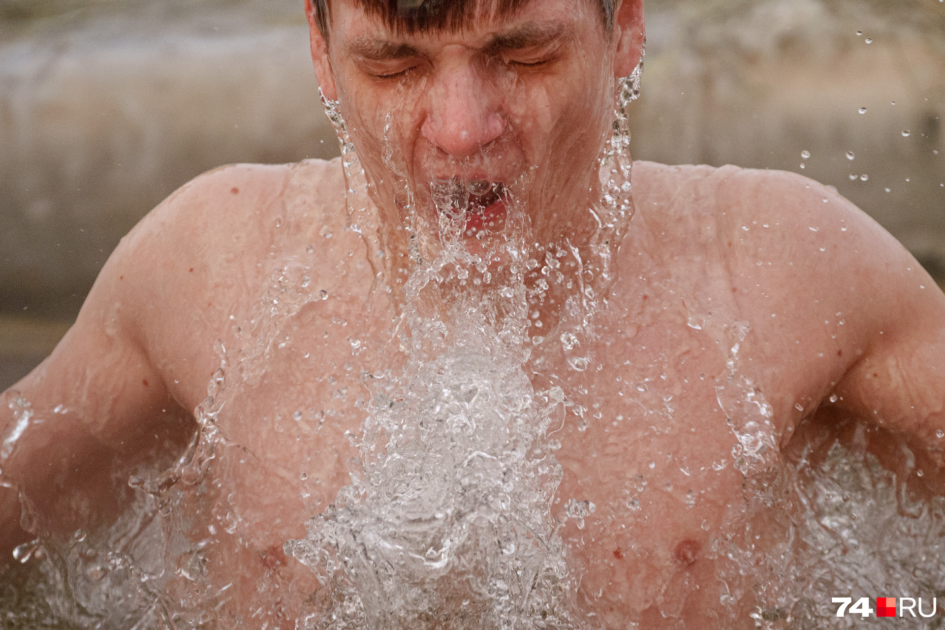 Мощный выдох — и вот уже чувствуется очищающая сила крещенской воды