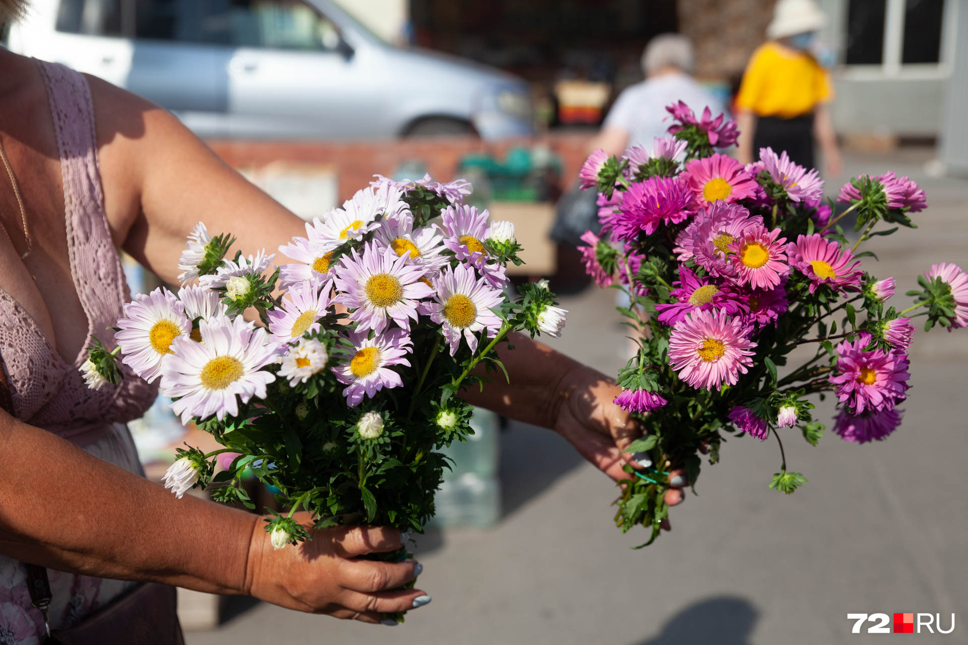 Дарите цветы разные и без повода. И не забывайте про акцию: купи что-нибудь у бабушки. Таким образом можно отблагодарить ее за красоту и чуть-чуть помочь финансово